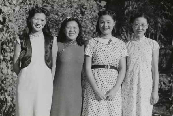 Four women at Du Shi Qiao, near Chongqing. | Historical Photographs of ...