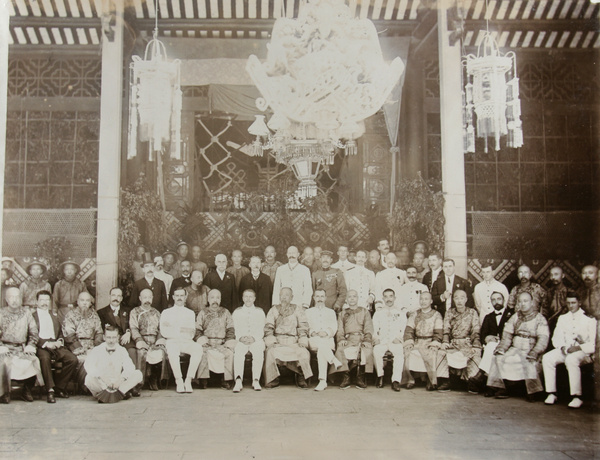 A group of foreign and Chinese dignitaries