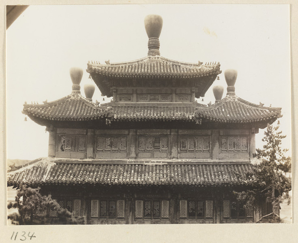 Detail of the north facade of Da cheng ge at Da Fo si