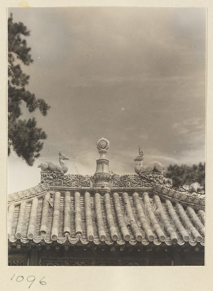Detail of a temple roof at Xu mi fu shou miao showing ornaments in the form of deer
