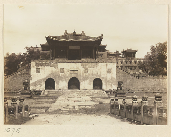 South facade of Shan men with stone lions at Xu mi fu shou miao