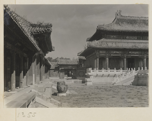 Detail of the west gallery, west gate, and detail of the south facade of Huang ji dian