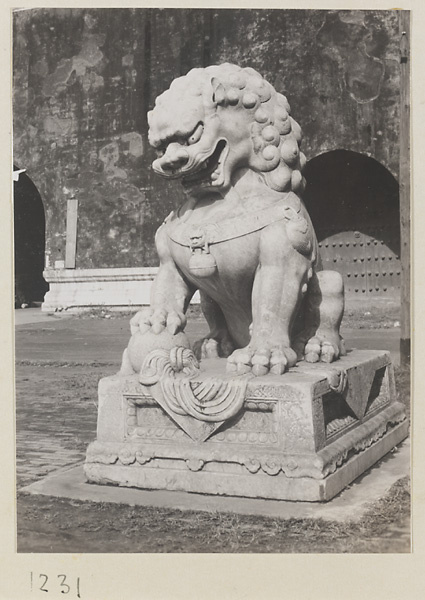 Marble lion south of Tian an men