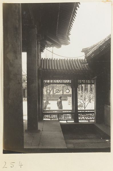 Covered walkway and half-open walkway with ornamental windows at Yihe Yuan