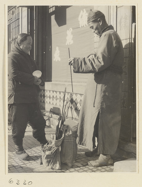 Itinerant vendor with bag of tobacco pipes