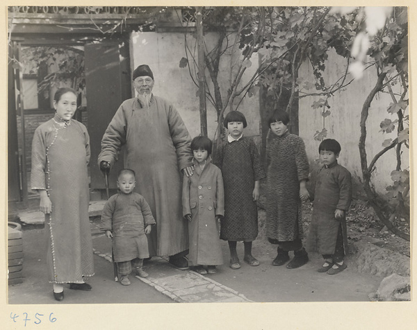 Artist Qi Baishi with his wife and five children