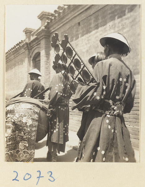 Musicians with drum and yun luo in a wedding procession