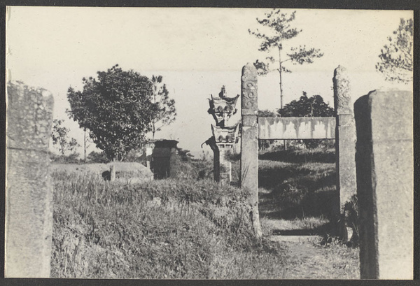 Outside Nanking.  Grave of Lieo Kai-lien, Moslem writer of Manchu dynasty.  Approach.