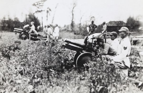 Chinese soldiers with field artillery (Siderius 47/75 cannon), Shanghai, 1937