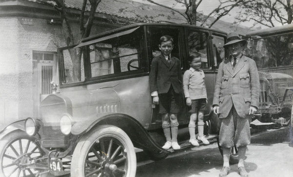 Thomas Johns, with sons Gerald and Donald on automobile running board