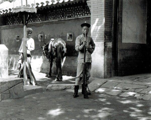 Guard and mafoo at gate of Yamen, Tientsin