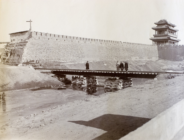 Temporary bridge, with railway cut through city wall, and Yongdingmen, Peking, 1900