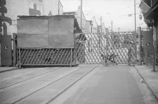 Closed gates (11A) and guard post, Shanghai