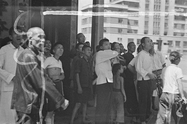Bystanders witness an incident, Shanghai