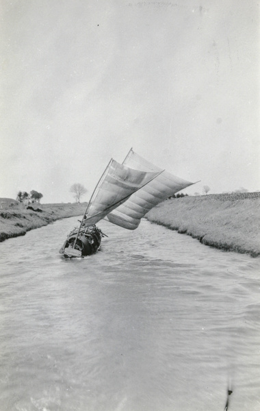 Sampan under sail in strong wind