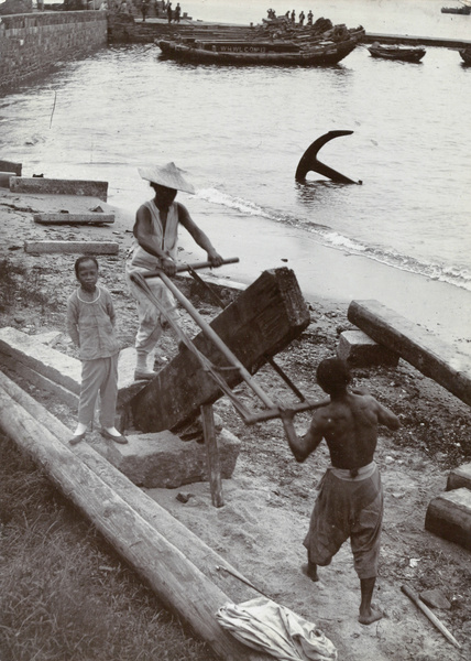 Timber sawing in a harbour