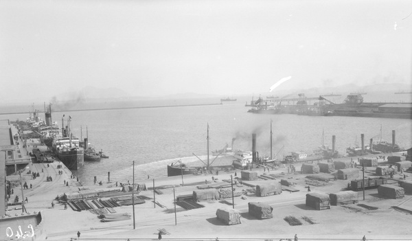 Steamships (including 'Nantou Maru') and goods at Dairen (大连)