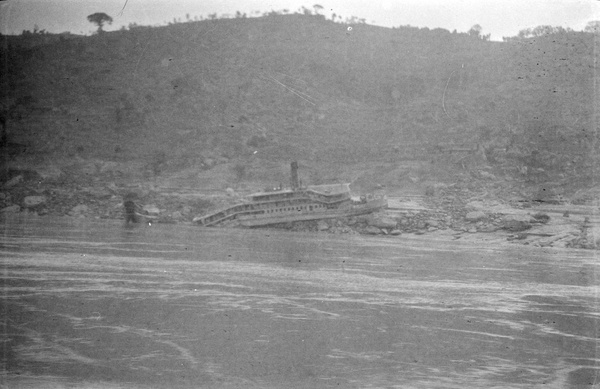 A shipwreck, Upper Yangtse River