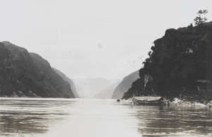 A small boat resting by the bank of Yangtze