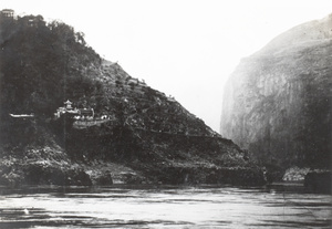 A temple and building on the bank of Yangtze