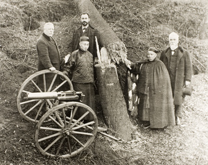Sir Albert Vickers, Sigmund Loewe, Sir Hiram Maxim and Li Hongzhang, with a Maxim Gun