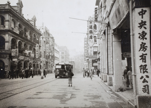 Hailing a bus, Des Voeux Road, Hong Kong, 1945