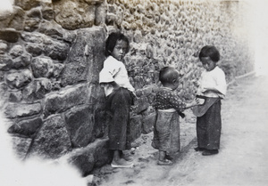 Three children by a wall, Weihai (威海)