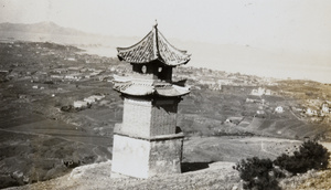 A small pagoda and a view over Yantai (煙台)