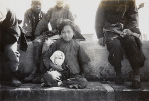 A woman with children, Qinhuangdao (秦皇島)
