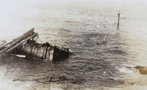 The wreck of the S.S. Chusan, Weihai (威海), three days after running aground - the stern