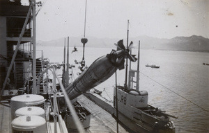 A torpedo on HMS Medway, with HMS Rainbow (RB) and another submarine, Weihai (威海)