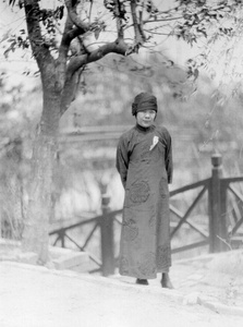 Zheng Yuxiu, wearing a cloche hat