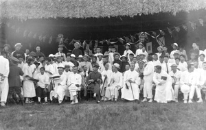 A group of mourners, including Sun Ke