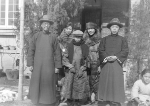 A group including Wang Chonghui and Zheng Yuxiu, in winter