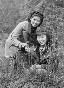 Jiang Fangling and Ma Xiuzhong, with flowers, Northern Hot Springs Park