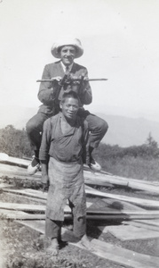 Gilbert Vinden being carried by a porter