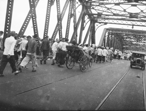 Refugees crossing Garden Bridge on foot, August 1937, Shanghai