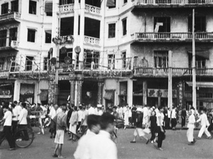 People outside the bomb-damaged Great World Entertainment Centre (大世界), Shanghai, August 1937
