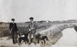 George Danson and John Piry with rifles and Pointer hunting dogs