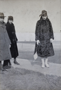 Tom Hutchinson with two unidentified young women, Wusong, February 1920