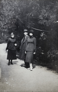 Tom Hutchinson with two unidentified young women, Jessfield Park, Shanghai