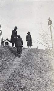 John Piry with two unidentified young women on a embankment near Jessfield Park, Shanghai