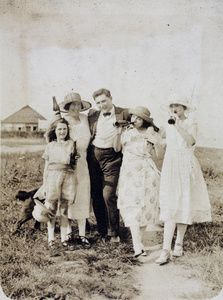 Miss and Mrs Hansen, with Charles, Margie and Sarah Hutchinson, posing with soda bottles near the Bellevue Hotel