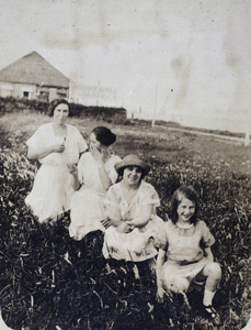 Mrs Hansen, Sarah and Margie Hutchinson, and Miss Hansen posing in a field near the Bellevue Hotel