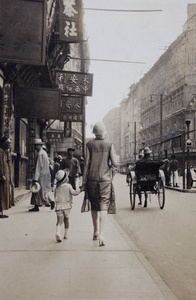 Shoppers walking along Nanjing Road, Shanghai, June 1925