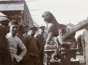 Guardian lion (shishi 石獅) in front of the Treasury, East Street, Guangzhou