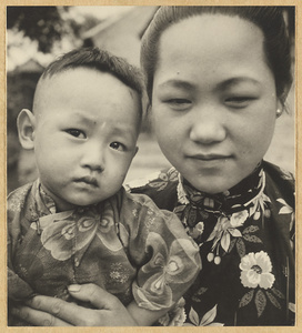 Woman and child at Yi li miao in Chengde