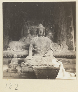 Altar with Buddha statues at Lin ji si