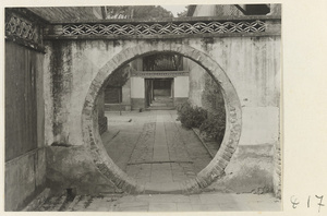Moon gate at Bai yun guan