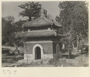 Small pavilion with double-eaved roof next to bridge with flanking stone lion at Da jue si